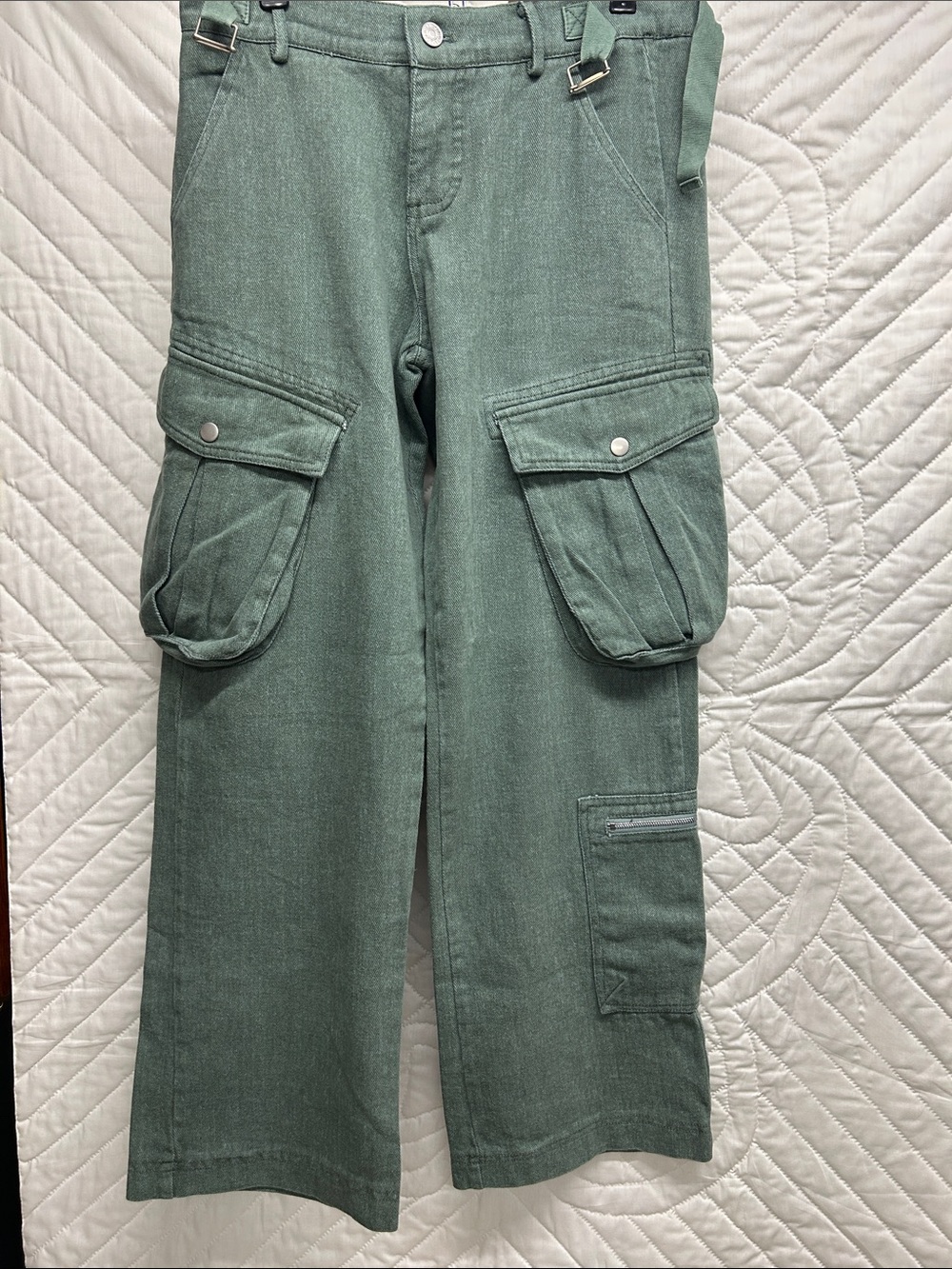 Relaxed-Fit Green Cargo Pants with Utility Pockets